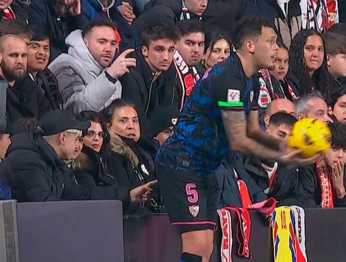 Dito fra le natiche: Lucas Ocampos molestato da un tifoso durante Rayo-Siviglia